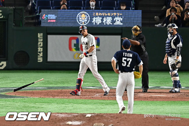 [사진] 일본 타자 라스 눗바가 6회 사구 이후 한국 투수 김윤식을 노려보고 있다. ⓒGettyimages(무단전재 및 재배포 금지)