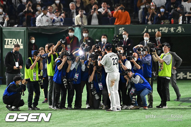 [사진] 일본 라스 눗바가 한국전 승리 후 카메라 세례를 받고 있다. ⓒGettyimages(무단전재 및 재배포 금지)