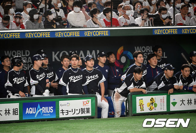 9회 한국 선수들이 어두운 표정으로 경기를 지켜보고 있다. 2023.03.10 /spjj@osen.co.kr