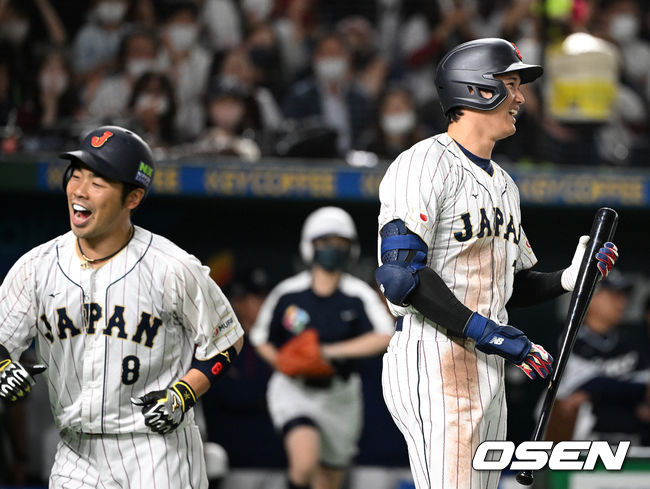 이강철 감독이 이끄는 대한민국 월드베이스볼클래식(WBC) 대표팀이 10일 일본 도쿄돔에서 일본과 1라운드 B조 경기를 가졌다.5회말 무사에서 일본 오타니가 곤도의 솔로포에 즐거워하고 있다. 2023.03.10 /spjj@osen.co.kr