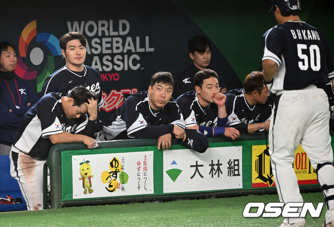 9회 한국 선수들이 어두운 표정으로 경기를 지켜보고 있다. 2023.03.10