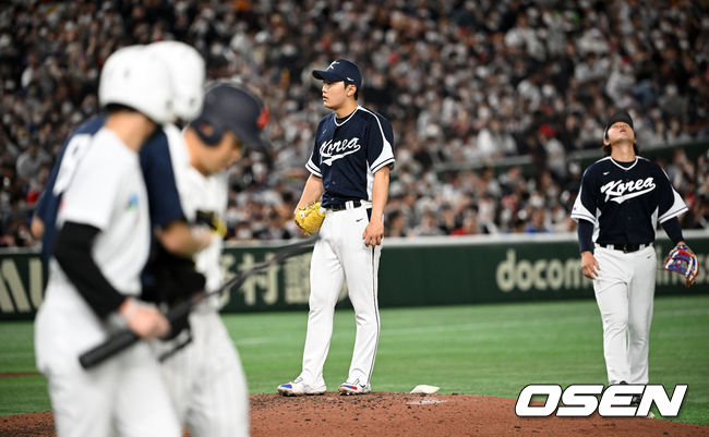 6회말 무사 만루에서 한국 김윤식이 밀어내기 볼넷을 허용하며 아쉬워하고 있다. 2023.03.10 /spjj@osen.co.kr