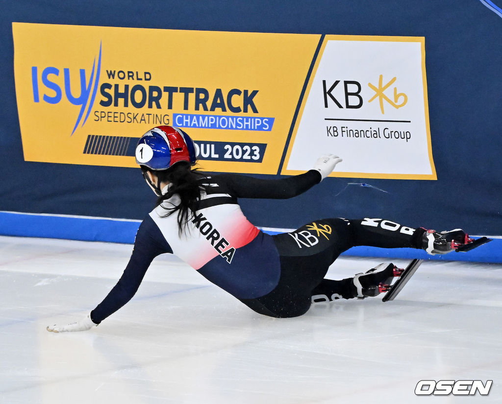 11일 서울 목동 아이스링크에서 '2023 KB금융 국제빙상경기연맹(ISU) 쇼트트랙 세계선수권대회' 본선 경기가 진행됐다.여자 500m 준준결승에서 한국 최민정이 넘어지고 있다. 2023.03.11 / rumi@osen.co.kr