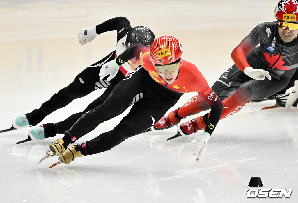 11일 서울 목동 아이스링크에서 '2023 KB금융 국제빙상경기연맹(ISU) 쇼트트랙 세계선수권대회' 본선 경기가 진행됐다.남자 500m 준준결승에서 중국 린샤오쥔(한국명 임효준)이 조 1위로 질주하고 있다. 2023.03.11 / rumi@osen.co.kr