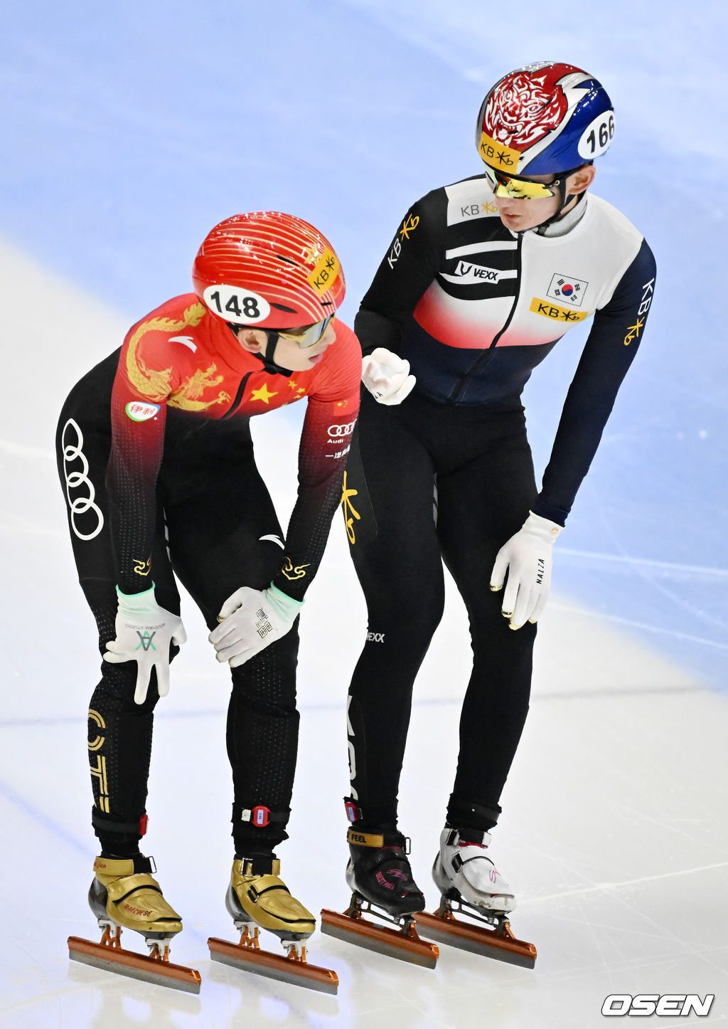 11일 서울 목동 아이스링크에서 '2023 KB금융 국제빙상경기연맹(ISU) 쇼트트랙 세계선수권대회' 본선 경기가 진행됐다.남자 500m 준결승에서 1위를 한 중국 린샤오쥔(한국명 임효준)이 4위를 한 한국 홍경환이 얘기를 나누고 있다. 2023.03.11 / rumi@osen.co.kr. 2023.03.11 / rumi@osen.co.kr