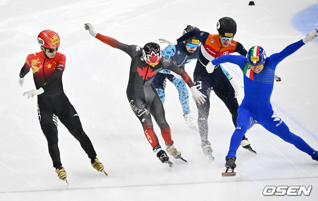 11일 서울 목동 아이스링크에서 '2023 KB금융 국제빙상경기연맹(ISU) 쇼트트랙 세계선수권대회' 본선 경기가 진행됐다.남자 500m 결승에서 중국 린샤오쥔(한국명 임효준)이 선수들과 함께 결승점으로 들어오고 있다. 후에 판정에서 린샤오쥔은 페널티를 받고 탈락했다. 2023.03.11 / rumi@osen.co.kr