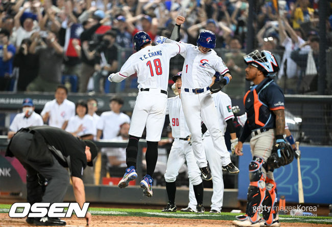 [사진] 2회 만루 홈런을 친 대만 장위청(왼쪽)이 기뻐하고 있다. ⓒGettyimages(무단전재 및 재배포 금지)