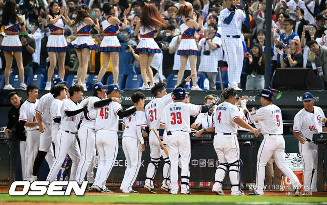 [사진] 2회 득점을 올린 왕보룽이 대만 선수들의 환영을 받고 있다. ⓒGettyimages(무단전재 및 재배포 금지)