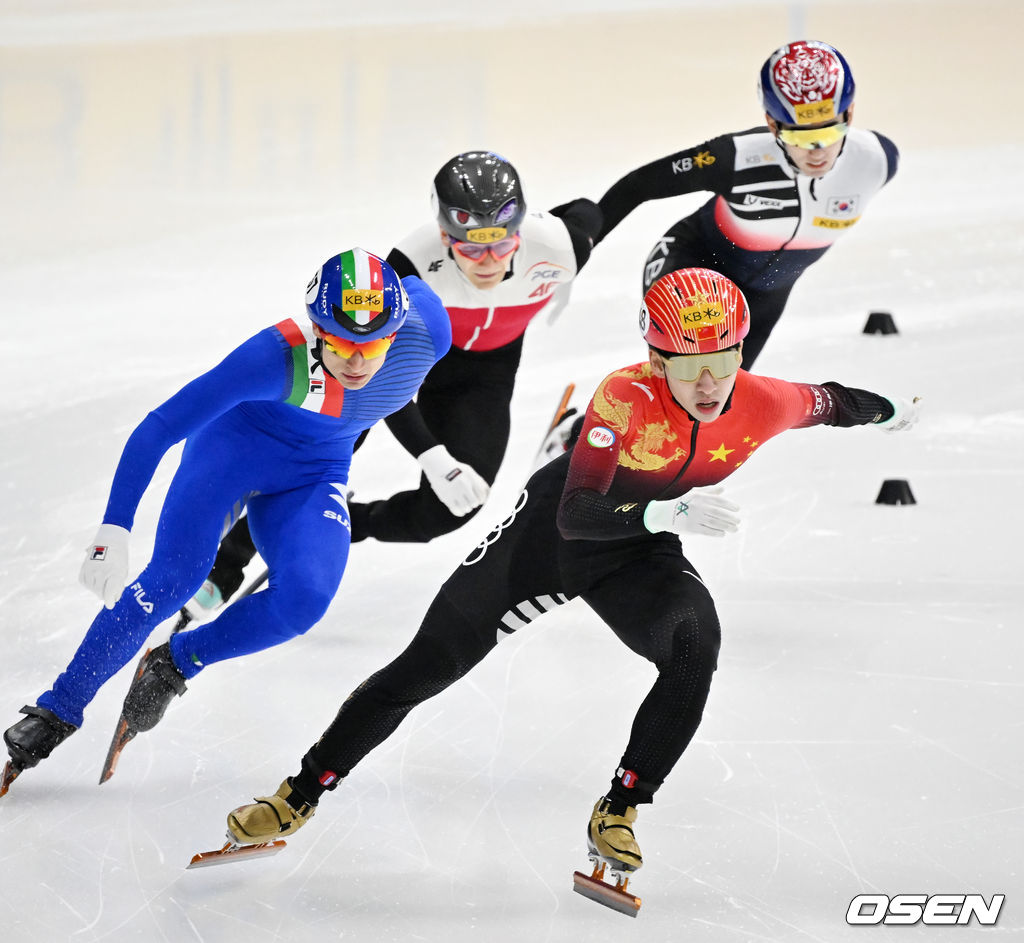 11일 서울 목동 아이스링크에서 '2023 KB금융 국제빙상경기연맹(ISU) 쇼트트랙 세계선수권대회' 본선 경기가 진행됐다.남자 500m 준결승에서 1위를 한 중국 린샤오쥔(한국명 임효준)과 4위를 한 한국 홍경환이 결승점을 향해 질주하고 있다. 이때까지만 해도 린샤오쥔은 발목에 기록 측정기(트랜스폰더)를 잘 착용하고 있었다. 2023.03.11 / rumi@osen.co.kr