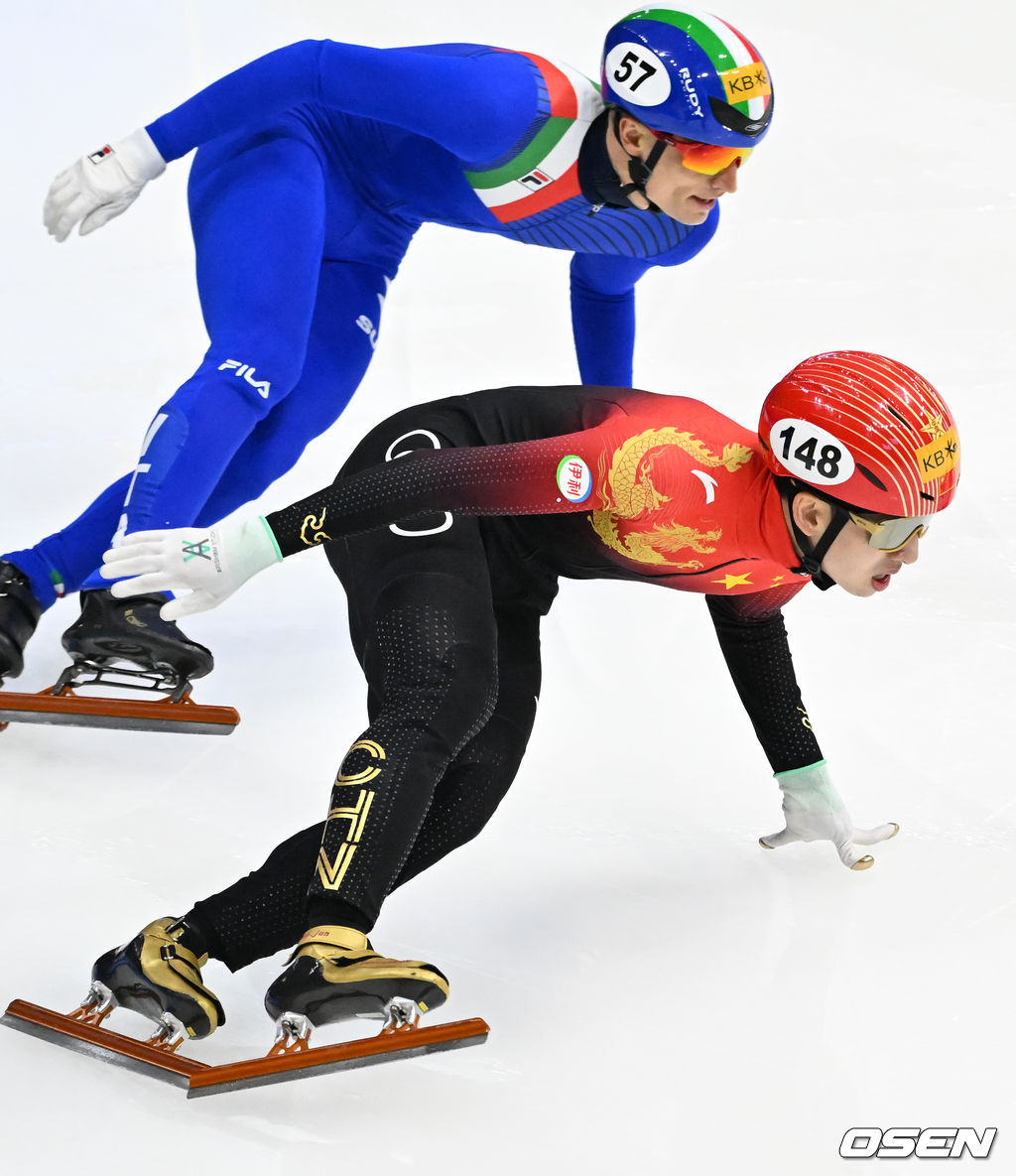 11일 서울 목동 아이스링크에서 '2023 KB금융 국제빙상경기연맹(ISU) 쇼트트랙 세계선수권대회' 본선 경기가 진행됐다.남자 500m 결승에서 중국 린샤오쥔(한국명 임효준)이 질주를 하고 있다. 이때는 발목에 기록측정기가 없다. 2023.03.11 / rumi@osen.co.kr