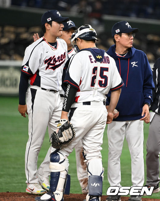 이강철 감독이 이끄는 대한민국 대표팀이 12일 오후 일본 도쿄돔에서 2023 월드베이스볼클래식(WBC) B조 1라운드 3차전 체코와의 경기를 가졌다.7회초 무사 1,2루에서 한국 곽빈이 마운드를 내려가고 있다. 2023.03.12 /spjj@osen.co.kr