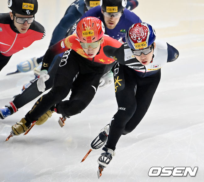 남자 1000m 준준결승에서 한국 박지원과 중국 린샤오쥔(한국명 임효준)이 질주를 하고 있다.  2023.03.12 / rumi@osen.co.kr