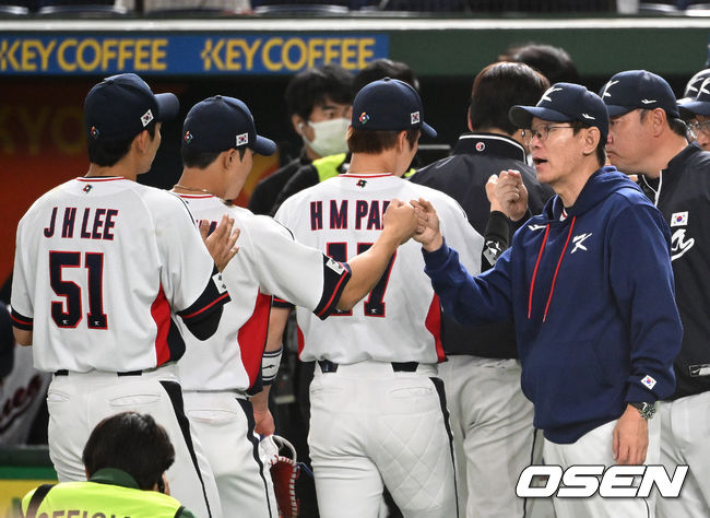 한국은 12일 일본 도쿄 도쿄돔에서 열린 체코와 WBC 조별리그 B조 3차전에서 7-3으로 승리했다.경기 종료 후 한국 이강철 감독이 선수들과 승리의 기쁨을 나누고 있다. 2023.03.12 /spjj@osen.co.kr