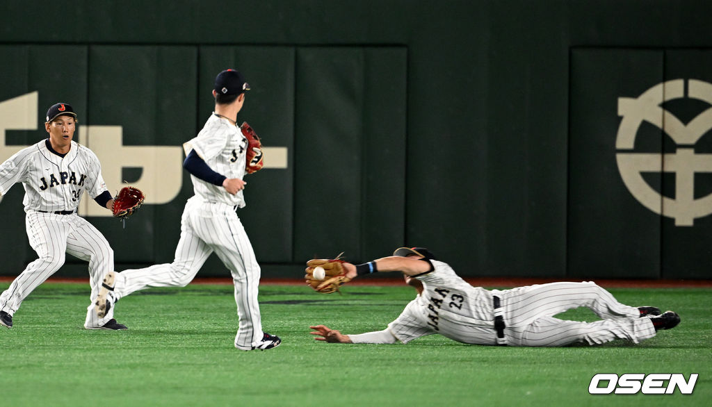  이강철 감독이 이끄는 대한민국 월드베이스볼클래식(WBC) 대표팀이 10일 일본 도쿄돔에서 일본과 1라운드 B조 경기를 가졌다.5회초 1사 1루에서 일본 라스 눗바가 한국 김하성의 안타성 타구에 다이빙 캐치를 선보이고 있다. 2023.03.10 /spjj@osen.co.kr