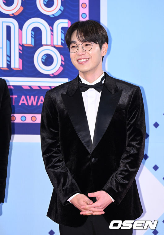 29일 오후 서울 상암 MBC 미디어센터에서 2022 MBC 방송연예대상 레드카펫 행사가 진행됐다.가수 이석훈이 레드카펫을 밟고 있다. 2022.12.29 /sunday@osen.co.kr