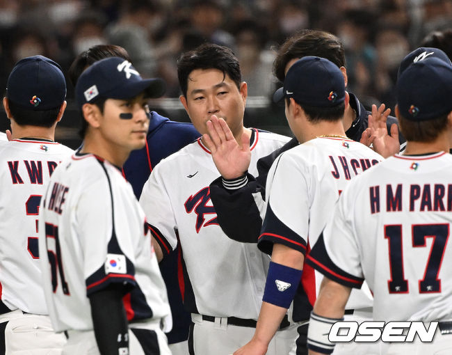 한국은 12일 일본 도쿄 도쿄돔에서 열린 체코와 WBC 조별리그 B조 3차전에서 7-3으로 승리했다.경기 종료 후 한국 양의지가 동료들과 하이파이브를 나누고 있다. 2023.03.12 /spjj@osen.co.kr