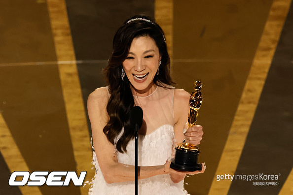제95회 아카데미 시상식에서 여우주연상을 받은 양자경