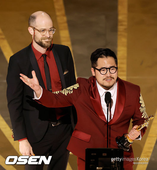 제95회 아카데미에서 감독상을 수상한 '에브리씽 에브리웨어 올 앳 원스'의 다니엘 콴, 다니엘 쉐이너트 감독