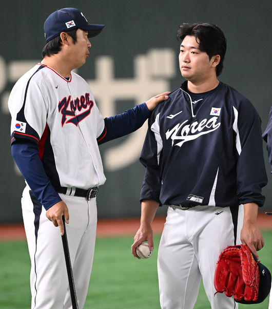 8일 도쿄 도쿄돔에서 2023 WBC(월드베이스볼클래식) 에 참가한 한국 야구대표팀이 공식 훈련을 가졌다.배영수 코치가 고우석과 이야기를 나누고 있다.2023.03.08/spjj@osen.co.kr