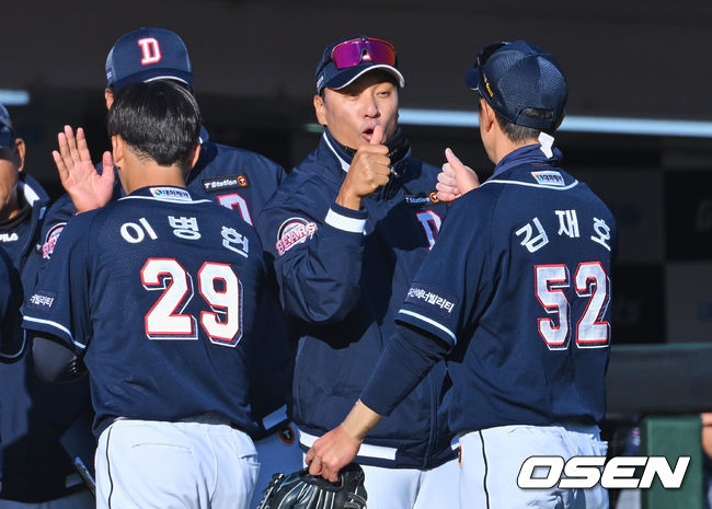 두산 베어스 이승엽 감독이 5-3으로 승리한 후 선수들과 하이파이브를 하고 있다. 2023.03.13 / foto0307@osen.co.kr