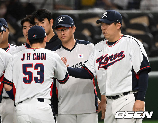 한국은 12일 일본 도쿄 도쿄돔에서 열린 체코와 WBC 조별리그 B조 3차전에서 7-3으로 승리했다.경기 종료 후 한국 김현수가 동료들과 하이파이브를 나누고 있다. 2023.03.12 /spjj@osen.co.kr