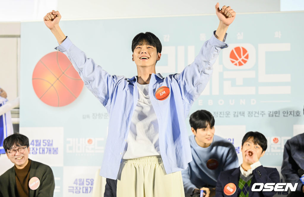 14일 오후 서울 광진구 롯데시네마 건대입구에서 영화 영화 '리바운드(감독 장항준)’ 제작보고회가 열렸다.배우 김택이 영화 속 장면을 재연하고 있다. 2023.03.14 /cej@osen.co.kr
