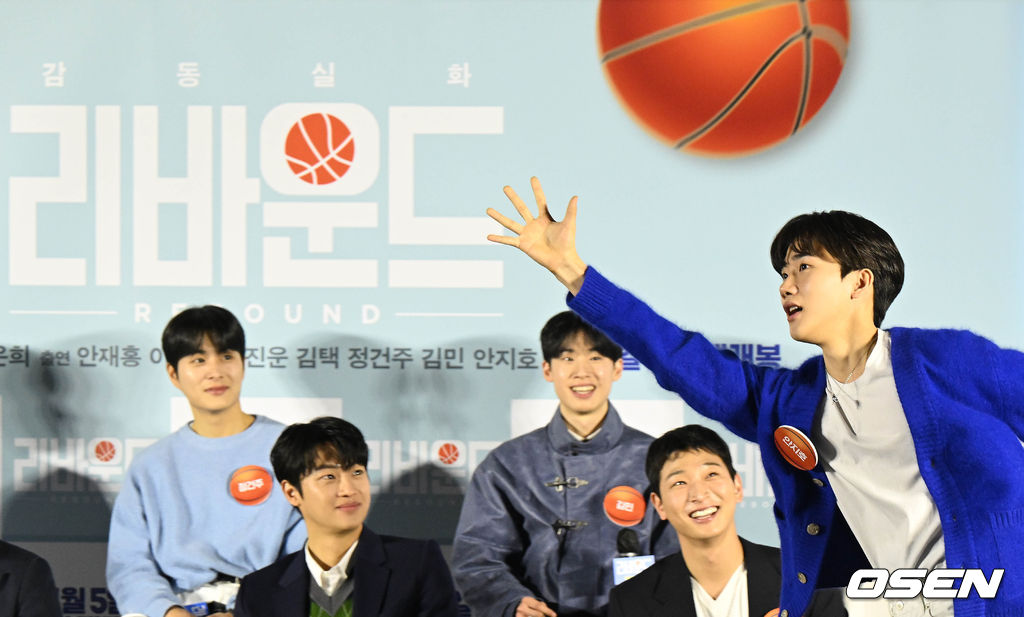 14일 오후 서울 광진구 롯데시네마 건대입구에서 영화 영화 '리바운드(감독 장항준)’ 제작보고회가 열렸다.배우 안지호가 영화 속 장면을 재연하고 있다. 2023.03.14 /cej@osen.co.kr
