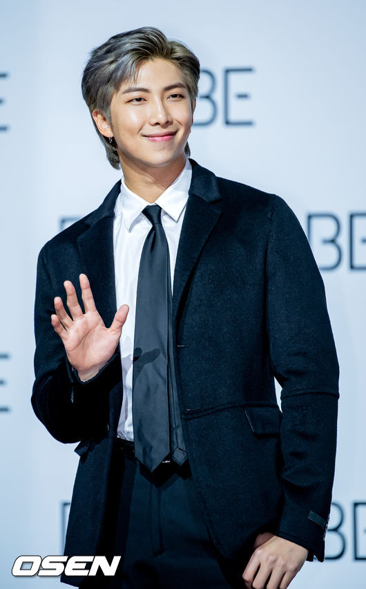 방탄소년단 RM이 무대 위에서 포토타임을 갖고 있다./ rumi@osen.co.kr