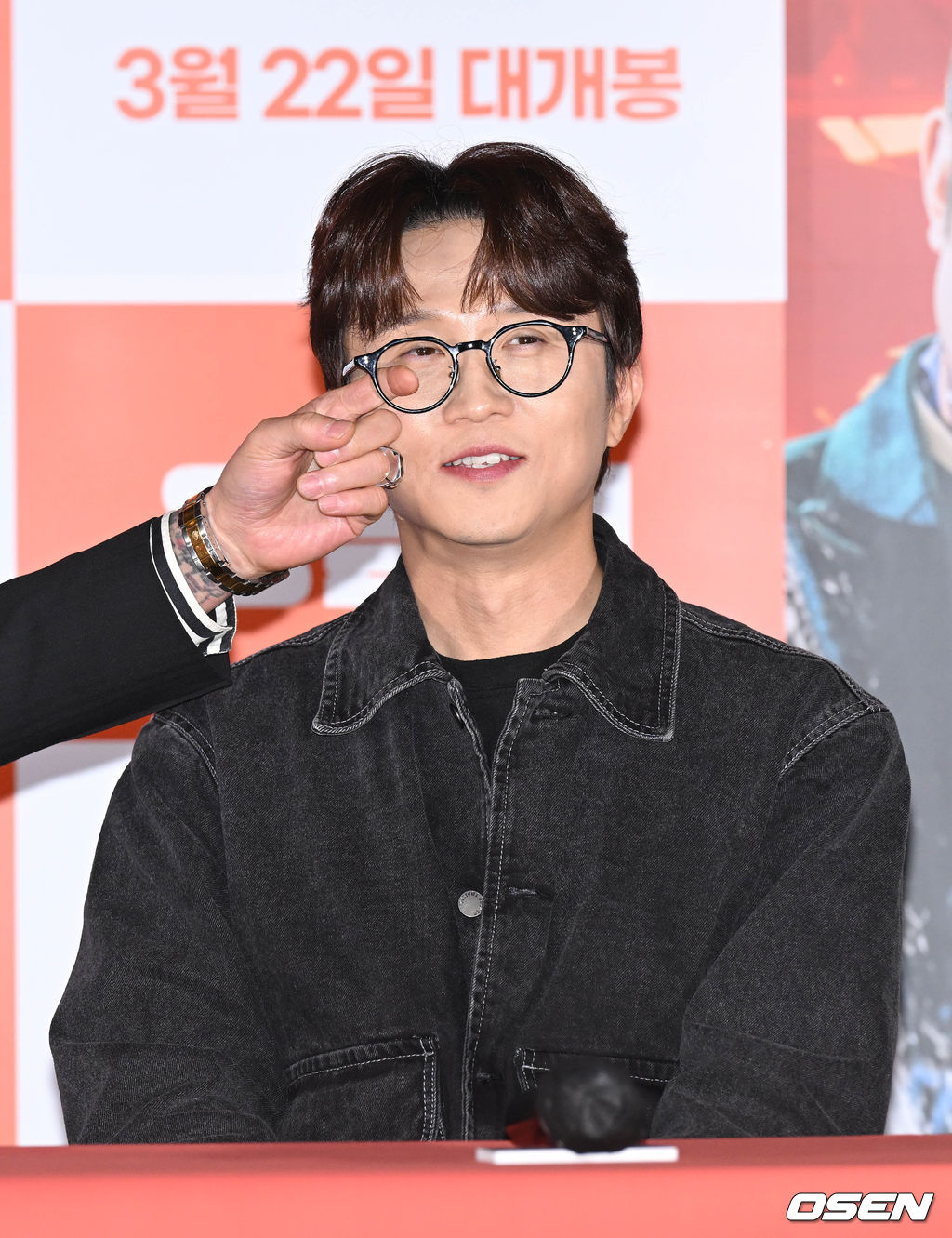 14일 오후 서울 용산구 CGV용산아이파크몰에서 영화 '웅남이(감독 박성광)’ 언론배급시사회가 열렸다. 배우 최민수가 인사를 하던 중 박성광 감독을 향해 장난을 치고 있다. 2023.03.14 /cej@osen.co.kr