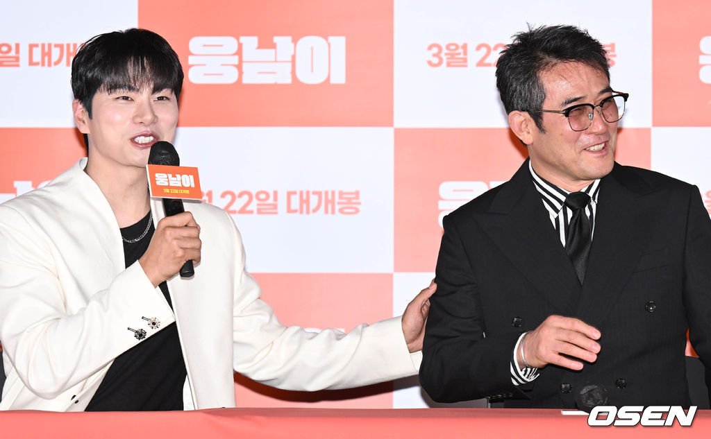 14일 오후 서울 용산구 CGV용산아이파크몰에서 영화 '웅남이(감독 박성광)’ 언론배급시사회가 열렸다.배우 이이경이 최민수 칭찬을 하고 있다. 2023.03.14 /cej@osen.co.kr