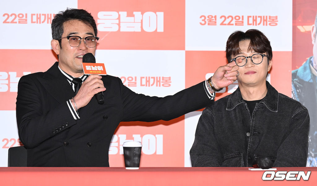 14일 오후 서울 용산구 CGV용산아이파크몰에서 영화 '웅남이(감독 박성광)’ 언론배급시사회가 열렸다.배우 최민수가 인사를 하던 중 박성광 감독을 향해 장난을 치고 있다. 2023.03.14 /cej@osen.co.kr