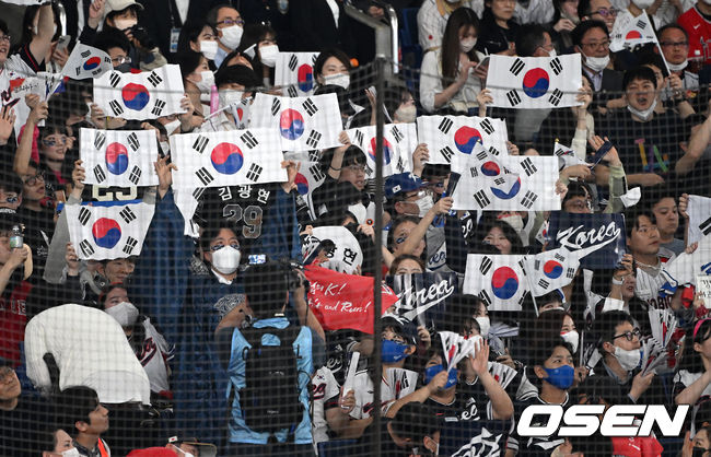 일본과의 경기 2회말 한국 응원단이 태극기 응원을 펼치고 있다. 2023.03.10 /spjj@osen.co.kr