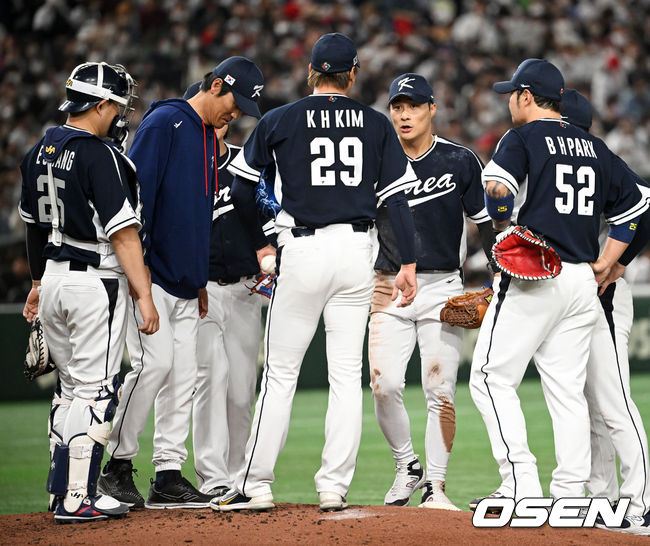 일본전 3회말 무사 1,2루에서 한국 정현욱 코치가 마운드에 올라 김광현을 비롯한 야수진과 이야기를 나누고 있다. 2023.03.10 /spjj@osen.co.kr