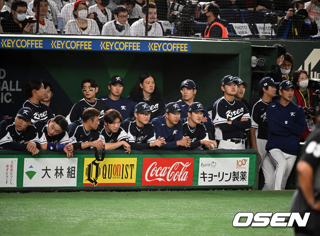 일본전 9회 대표팀 선수들이 어두운 표정으로 경기를 지켜보고 있다. 2023.03.10 