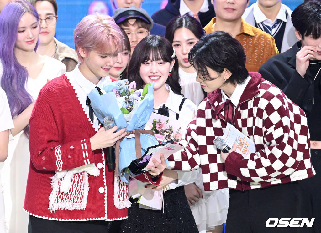더쇼 마지막 방송 민희에게 꽃다발 건네는 여상