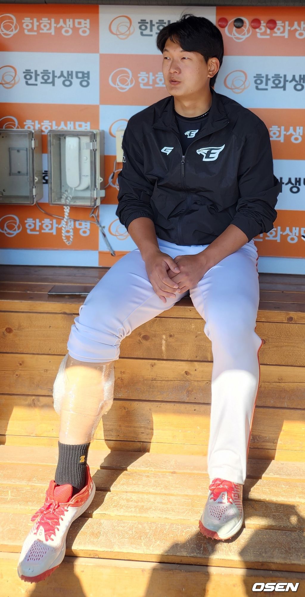 한화 김서현이 15일 대전 한화생명이글스파크 1루 덕아웃에서 취재진과 인터뷰를 하고 있다. 전날 타구에 맞은 오른쪽 종아리에 아이싱을 했다. 