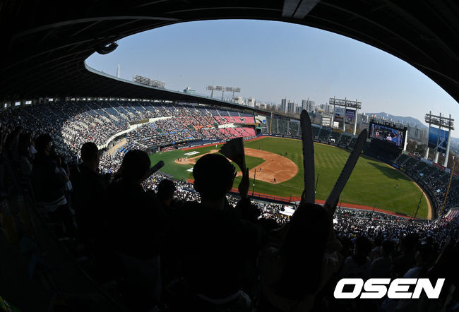 잠실구장을 찾은 관중들이 열띤 응원을 펼치고 있다. 2022.04.03 /jpnews@osen.co.kr