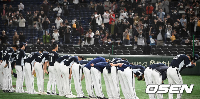 중국전 승리로 WBC를 마친 한국 선수들이 관중석을 향해 인사를 하고 있다. 2023.03.13