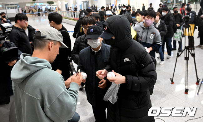 한국에 도착한 날 인천공항에는 많은 팬들이 나와 에드먼의 합류를 환영했다. 2023.03.01 /cej@osen.co.kr