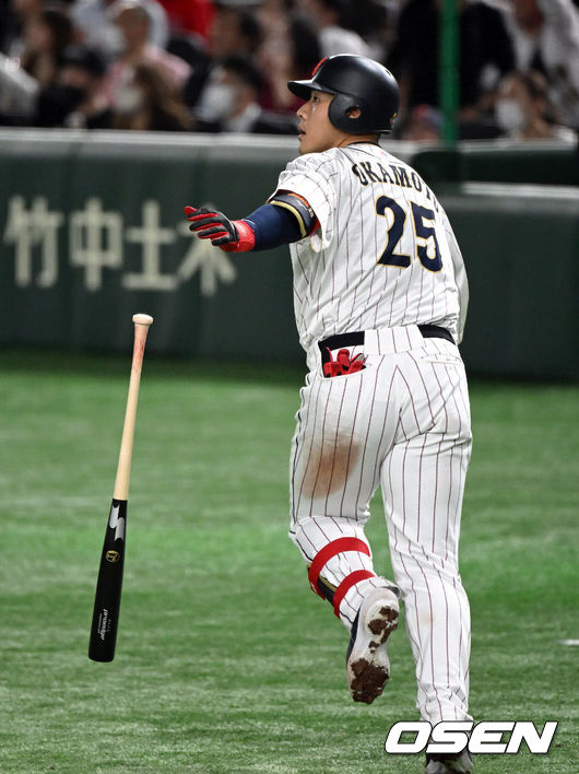 3회말 2사 1,2루 오카모토가 스리런 홈런을 치고 타구를 바라보고 있다.2023.03.16/spjj@osen.co.kr