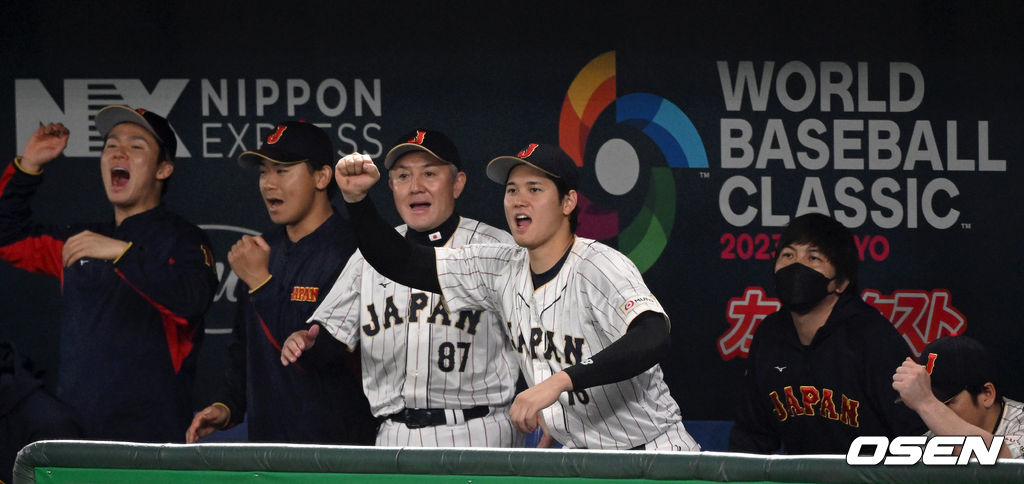 16일 도쿄 도쿄돔에서 2023 WBC(월드베이스볼클래식) 8강전 일본과 이탈리아의 경기가 벌어져 오타니를 선발로 내세운 일본이 9-3으로 승리했다.4강에 진출한 일본이 승리의 기쁨을 나누고 있다.2023.03.16/spjj@osen.co.kr