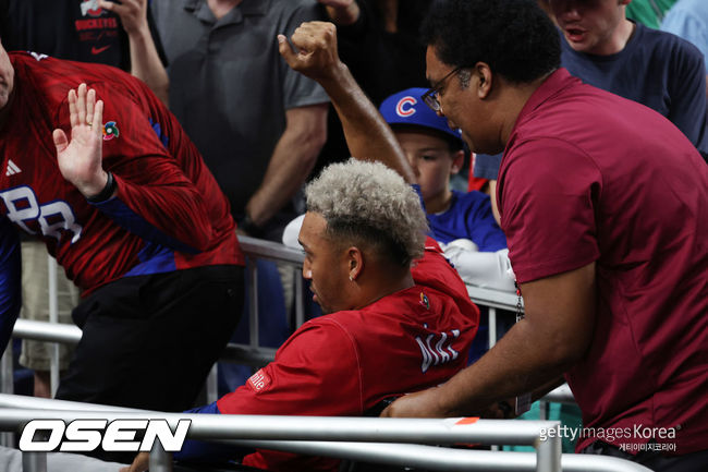 [사진] 푸에르토리코 투수 에드윈 디아즈가 세리머니를 하다 무릎 부상을 당한 뒤 휠체어를 타고 경기장을 빠져나가고 있다. ⓒGettyimages(무단전재 및 재배포 금지)