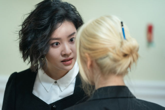 The Glory (L to R) Cha Joo-young as Choi Hye-jeong, Kim Hieora as Lee Sa-ra in The Glory Cr. Graphyoda/Netflix © 2023