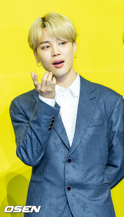 방탄소년단(BTS) 지민이 무대 위에서 포토타임을 갖고 있다./ rumi@osen.co.kr