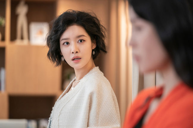The Glory (L to R) Cha Joo-young as Choi Hye-jeong, Im Ji-yeon as Park Yeon-jin in The Glory Cr. Graphyoda/Netflix © 2023