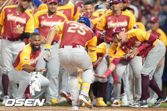[사진] 베네수엘라 앤서니 산탄레드가 푸에르토리코전에서 홈런을 치고 동료들의 환영을 받고 있다. ⓒGettyimages(무단전재 및 재배포 금지)