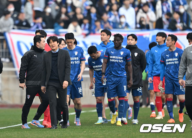 대전하나시티즌이 돌아온 '축구수도 더비'에서 승리하며 '축구특별시' 자격을 보여줬다.대전은 19일 오후 2시 수원월드컵경기장에서 열린 하나원큐 K리그1 2023 4라운드 맞대결에서 수원삼성을 3-1로 제압했다. 이로써 대전은 2승 2무로 승점 8점을 마크했고, 첫 승 사냥에 실패한 수원은 1무 3패로 승점 1점에 머물렀다.경기 종료 후 수원 이병근 감독을 비롯한 선수단이 아쉬운 표정 속 경기장을 나가고 있다. 2023.03.19 /sunday@osen.co.kr