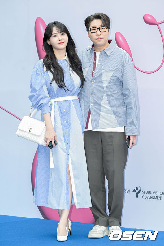  15일 서울 중구 동대문디자인플라자(DDP)에서 2023 F/W 서울패션위크 ‘라이’ 컬렉션 포토콜 행사가 열렸다.크리에이터 윰댕, 대도서관 부부가 포즈를 취하고 있다. 2023.03.15 /cej@osen.co.kr