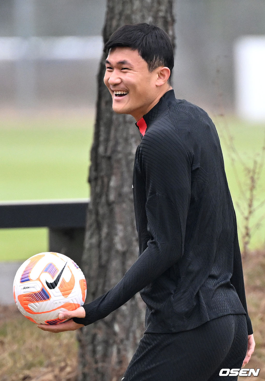 클린스만 신임 감독이 이끄는 대한민국 축구 국가대표팀이 22일 오전 경기도 파주 국가대표트레이닝센터(NFC)에서 공식 훈련을 가졌다.김민재가 선수들과 몸을 풀며 미소짓고 있다. 2023.03.22 /sunday@osen.co.kr