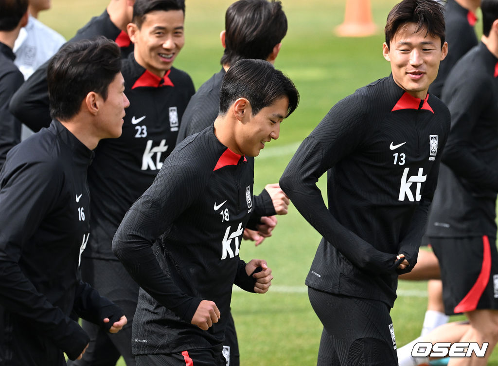 클린스만 신임 감독이 이끄는 대한민국 축구 국가대표팀이 22일 오전 경기도 파주 국가대표트레이닝센터(NFC)에서 공식 훈련을 가졌다.이강인이 러닝 훈련을 하며 동료들과 이야기를 나누고 있다. 2023.03.22 /sunday@osen.co.kr